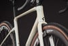 Nahaufnahme eines Gravelbike-Rahmens mit Cube-Logo und Vorderrad von Zipp.