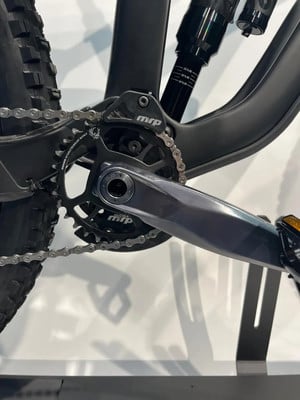Detail eines Mountainbikes mit Kette und Kurbelgarnitur. Detail eines Mountainbikes mit Kette und Kurbelgarnitur.