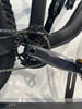 Detail eines Mountainbikes mit Kette und Kurbelgarnitur.