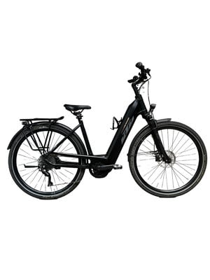 Schwarzes E-Bike mit Gepäckträger und Schutzblechen auf weißem Grund. Schwarzes E-Bike mit Gepäckträger und Schutzblechen auf weißem Grund.