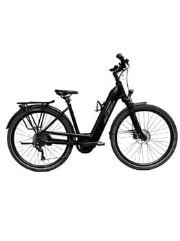 Schwarzes E-Bike mit Gepäckträger und Schutzblechen auf weißem Grund.