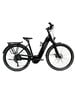 Schwarzes E-Bike mit Gepäckträger und Schutzblechen auf weißem Grund.
