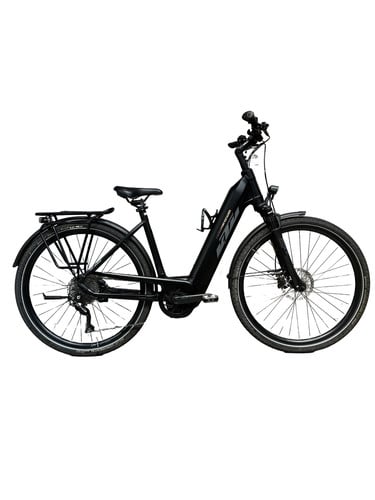 Schwarzes E-Bike mit Gepäckträger und Schutzblechen auf weißem Grund.