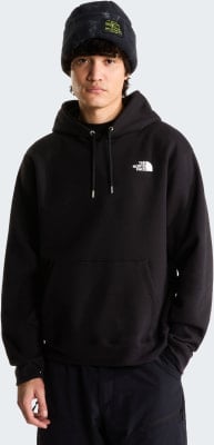 Ein Mann in einem schwarzen Hoodie und einer bedruckten Mütze.
