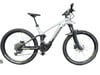 Ein Genesis E-Mountainbike mit Federung und Scheibenbremsen.