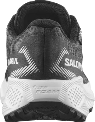 Rückansicht eines schwarzen Salomon-Laufschuhs mit weißem Logo. Rückansicht eines schwarzen Salomon-Laufschuhs mit weißem Logo.