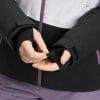 Hände richten Ärmel einer Jacke mit Daumenöffnungen.
