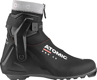 Schwarzer Langlaufschuh von Atomic mit weißem Logo und roten Details.