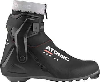 Schwarzer Langlaufschuh von Atomic mit weißem Logo und roten Details.