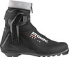 Schwarzer Langlaufschuh von Atomic mit weißem Logo und roten Details.