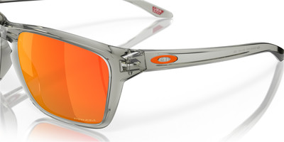 Graue Oakley-Brille mit orangefarbenen Gläsern und USA-Logo. Graue Oakley-Brille mit orangefarbenen Gläsern und USA-Logo.