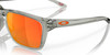 Graue Oakley-Brille mit orangefarbenen Gläsern und USA-Logo.