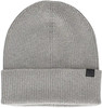 Graue Strickmütze mit Umschlag und schwarzem Logo.
