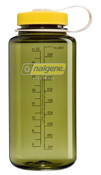 Grüne Nalgene-Plastikflasche mit Messskala und gelbem Deckel.
