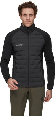 Ein Mann in einer schwarzen Daunenjacke mit langen Ärmeln und grünen Hosen. Ein Mann in einer schwarzen Daunenjacke mit langen Ärmeln und grünen Hosen.