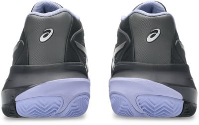Rückansicht eines schwarzen Tennisschuhs mit lila Sohle und Asics-Logo. Rückansicht eines schwarzen Tennisschuhs mit lila Sohle und Asics-Logo.