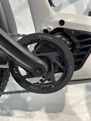 Nahaufnahme des FSA E-Bike Kettenblatts mit Logo und Schriftzug MEGATOOTH A. Nahaufnahme des FSA E-Bike Kettenblatts mit Logo und Schriftzug MEGATOOTH A.