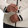 Nahaufnahme einer Hand, die einen Klettverschluss am Jackenärmel schließt.