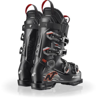 Schwarze Nordica Skischuhe mit roten Details und Schnallen. Schwarze Nordica Skischuhe mit roten Details und Schnallen.