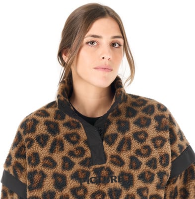 Frau in einem leopardengemusterten Fleece-Pullover mit PICTURE-Logo. Frau in einem leopardengemusterten Fleece-Pullover mit PICTURE-Logo.