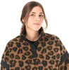 Frau in einem leopardengemusterten Fleece-Pullover mit PICTURE-Logo.