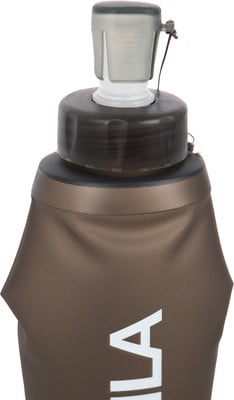 Braune faltbare Flasche mit weißer Schrift und dunklem Deckel.