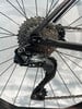 Detail des Shimano 105 Schaltwerks am Fahrrad mit Kassette.