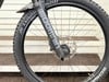 Vorderrad eines Mountainbikes mit RockShox-Gabel und Schwalbe-Reifen