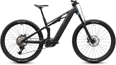 Schwarzes Cube E-Mountainbike mit Federung und breiten Reifen. Schwarzes Cube E-Mountainbike mit Federung und breiten Reifen.