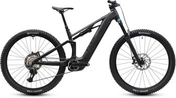 Schwarzes Cube E-Mountainbike mit Federung und breiten Reifen.