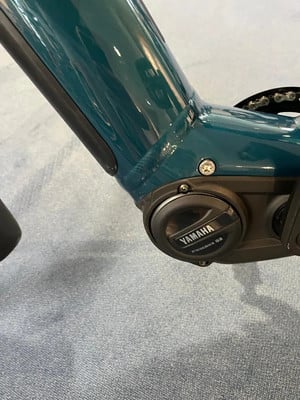 Detail eines E-Bikes mit Yamaha-Logo am Motor. Detail eines E-Bikes mit Yamaha-Logo am Motor.