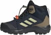 Kinder-Outdoor-Schuh von Adidas in Dunkelblau mit orangefarbenem Detail und Schnellverschluss.