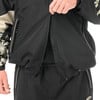 Detail einer Jacke mit offenem Reißverschluss und Tasche.