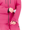 Eine Frau in einer rosa Jacke steckt eine Karte in eine Ärmeltasche.