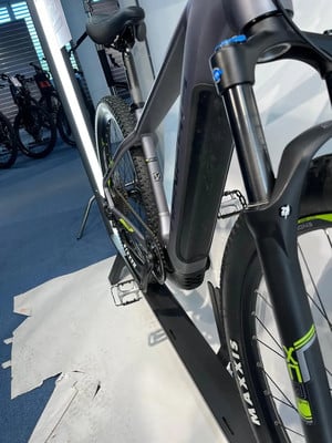 Modernes E-Bike mit Federung und Dämpfern, Nahaufnahme des Rahmens. Modernes E-Bike mit Federung und Dämpfern, Nahaufnahme des Rahmens.