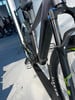 Modernes E-Bike mit Federung und Dämpfern, Nahaufnahme des Rahmens.