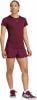 Eine Frau in dunkelroter Sportkleidung und Adidas-Schuhen steht.
