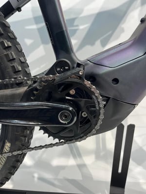 Detail eines E-Mountainbikes mit Kette und Kurbelgarnitur. Detail eines E-Mountainbikes mit Kette und Kurbelgarnitur.