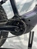 Detail eines E-Mountainbikes mit Kette und Kurbelgarnitur.