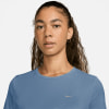 Mädchen in blauem T-Shirt mit Nike-Logo auf der Brust