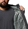 Ein Mann in einem dunklen T-Shirt schließt eine schwarze Jacke mit reflektierendem Futter.