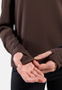 Detail eines Ärmels eines braunen Pullovers mit Daumenloch.