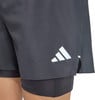 Graue Adidas Shorts mit reflektierendem Logo und integrierten Untershorts.