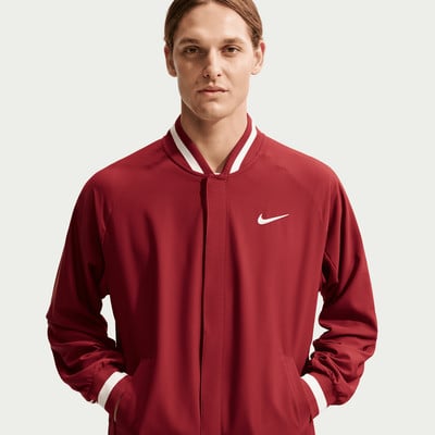 Ein Mann in einer dunkelroten Nike-Jacke mit weißem Logo und Streifen. Ein Mann in einer dunkelroten Nike-Jacke mit weißem Logo und Streifen.