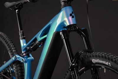 Detail eines modernen Fullsuspension-E-Bikes mit glänzendem Rahmen und Federgabel. Detail eines modernen Fullsuspension-E-Bikes mit glänzendem Rahmen und Federgabel.