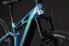 Detail eines modernen Fullsuspension-E-Bikes mit glänzendem Rahmen und Federgabel.