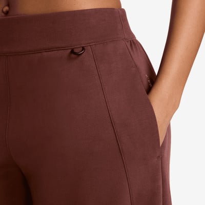 Detail einer Damen-Jogginghose mit Tasche und Gürtelschlaufe. Detail einer Damen-Jogginghose mit Tasche und Gürtelschlaufe.
