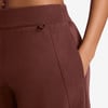 Detail einer Damen-Jogginghose mit Tasche und Gürtelschlaufe.