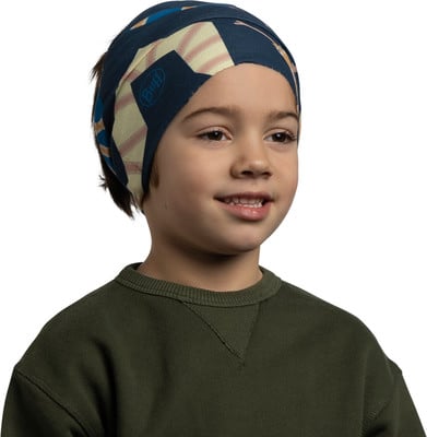 Ein Junge mit einem Buff-Stirnband und einem grünen Pullover.