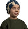 Ein Junge mit einem Buff-Stirnband und einem grünen Pullover.